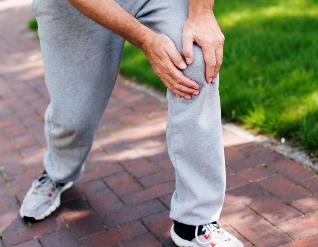 ĐAU KHỚP GỐI CÓ NÊN ĐI BỘ, TẬP THỂ THAO?